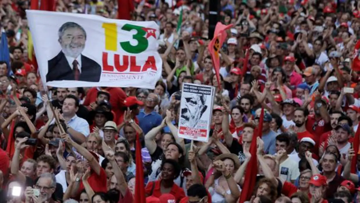 Simpatizantes de Lula en un mitin en Porto Alegre