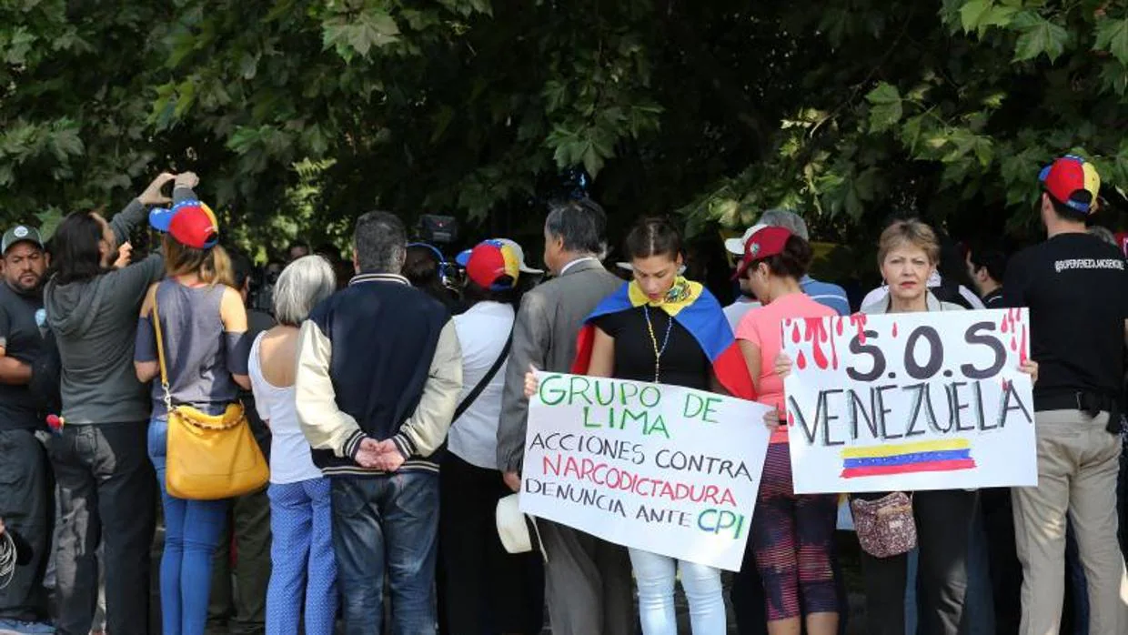 Venezolanos residentes en Chile se manifiestan contra Maduro junto al hotel de Santiago donde el martes se reunió el Grupo de Lima