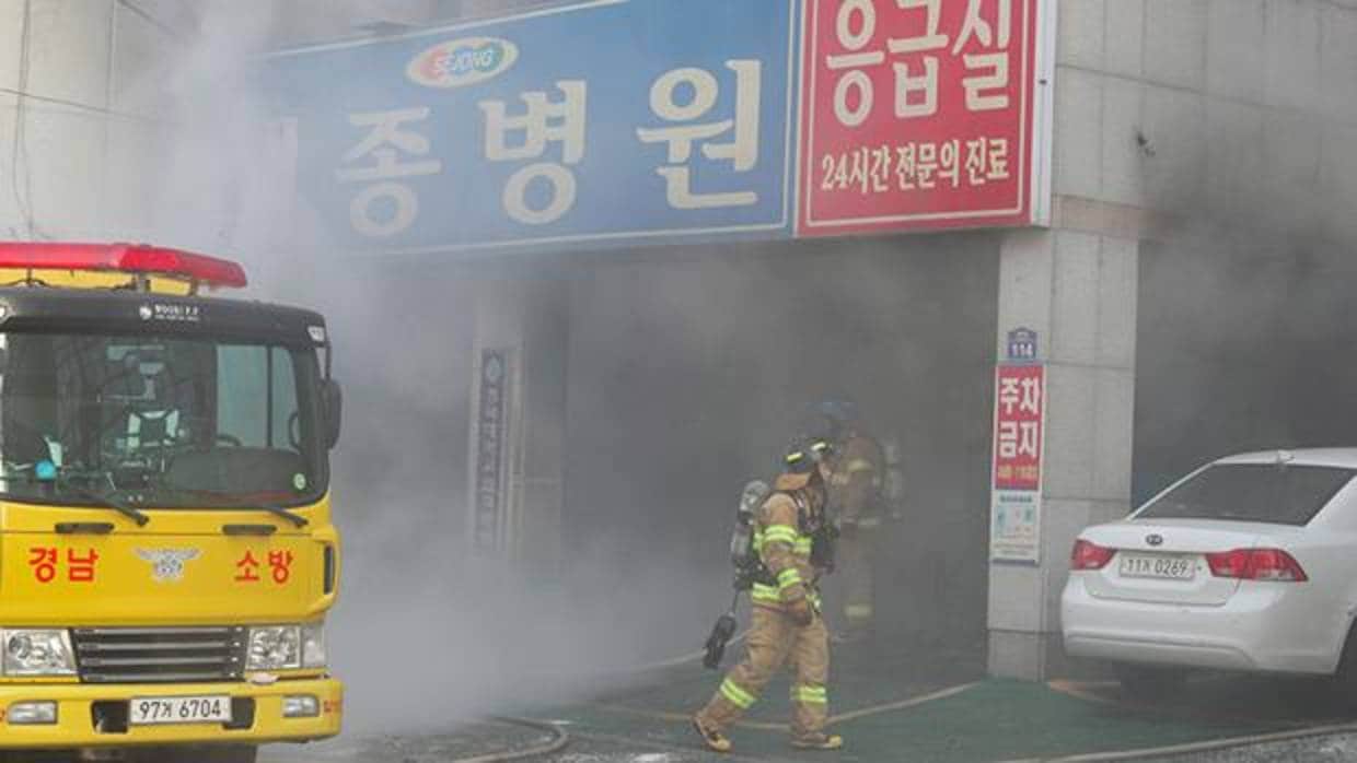 Vista exterior del hospital surcoreano incendiado