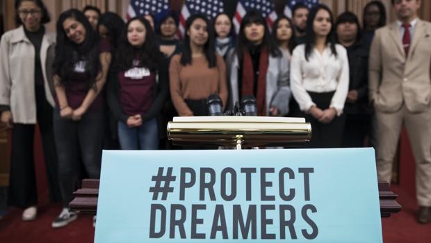 Trump propone regularizar a 1,8 millones de inmigrantes indocumentados a cambio del muro