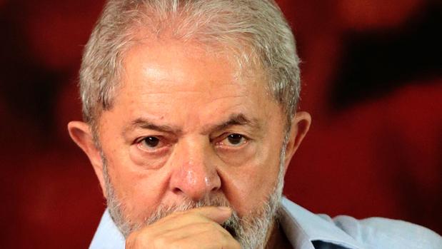 Un juez ordena retirar el pasaporte a Lula y le prohíbe salir de Brasil