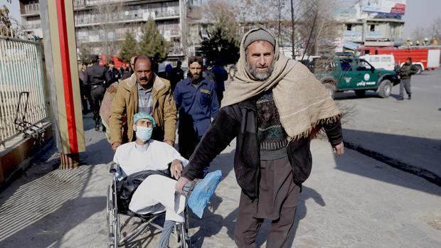 Al menos 95 muertos y más de 158 heridos por una ambulancia bomba en el centro de Kabul