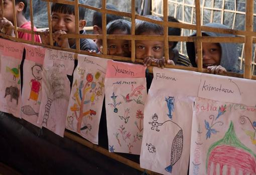 Niños rohingya se asoman por la ventana de un centro de enseñanza temporal apoyado por UNICEF en Bangladesh.