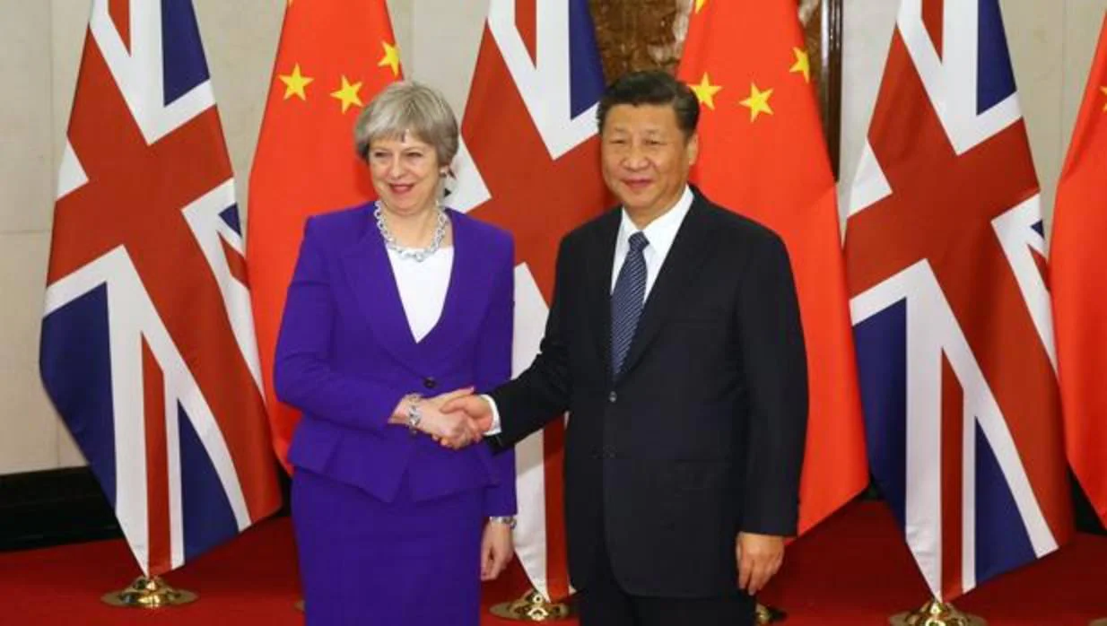 La «premier» británica, Theresa May, con el presidente chino Xi JInping, hoy en Pekín