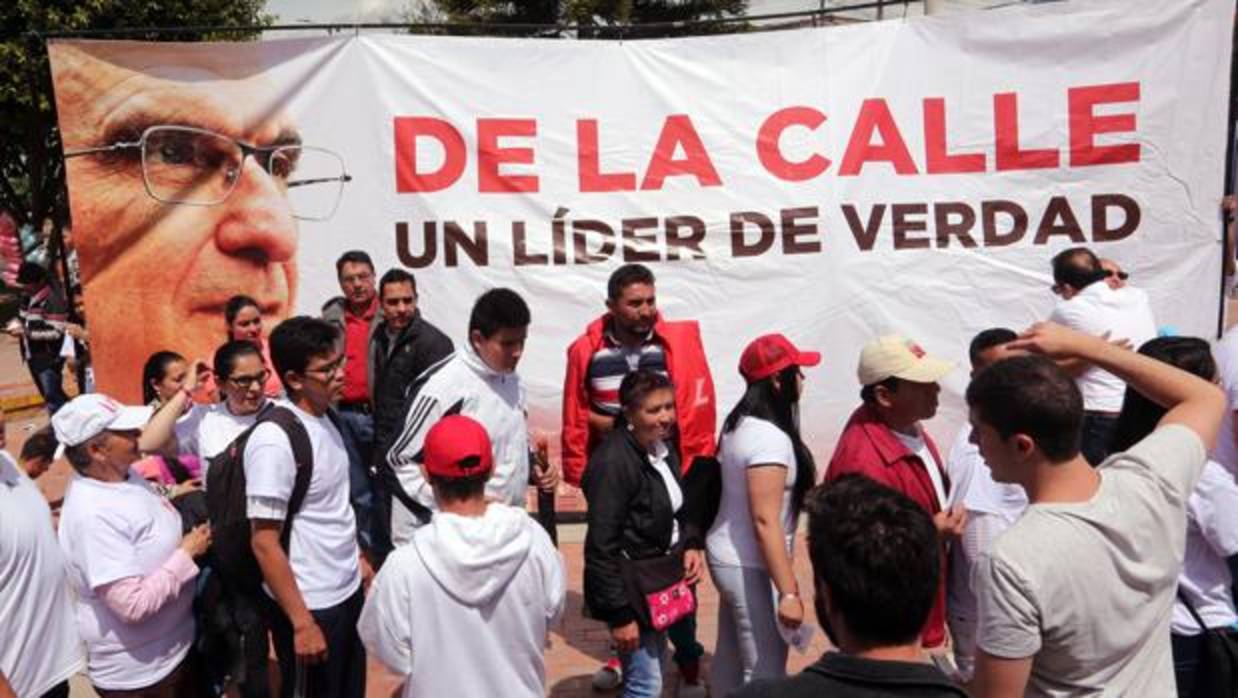 Decenas de seguidores participan en el lanzamiento el pasado fin de semana de la campaña política de Humberto de la Calle, para las elecciones presidenciales