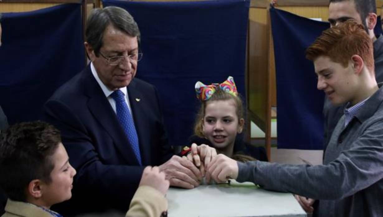 Anastasiades deposita su voto en Nicosia, con la ayuda de varios nietos