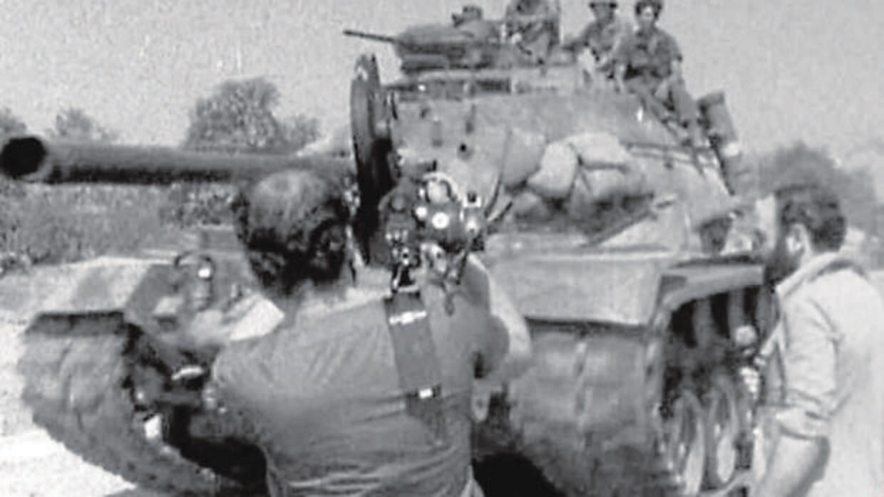 Diego Carcedo, a la derecha durante la cobertura de la Guerra de Vietnam