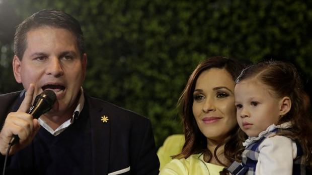 Fabricio Alvarado, ganador de la primera vuelta de las presidenciales costarricenses, y su familia
