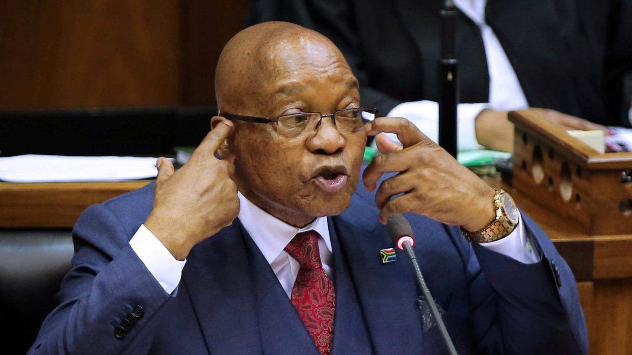El presidente Jacob Zuma gesticula mientras se dirige al parlamento en Ciudad del Cabo
