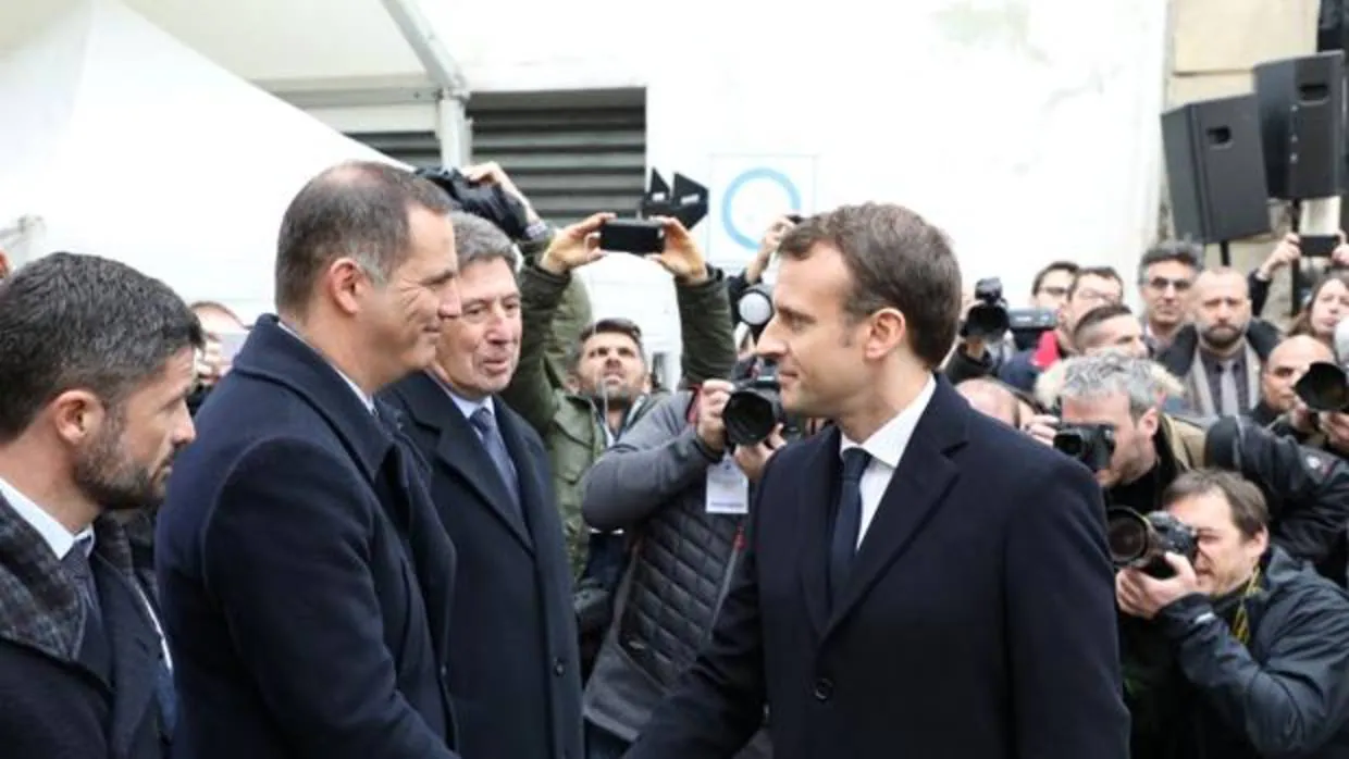 El presidente francés Emmanuel Macron saluda al líder del Consejo Ejecutivo corso, Gilles Simeoni
