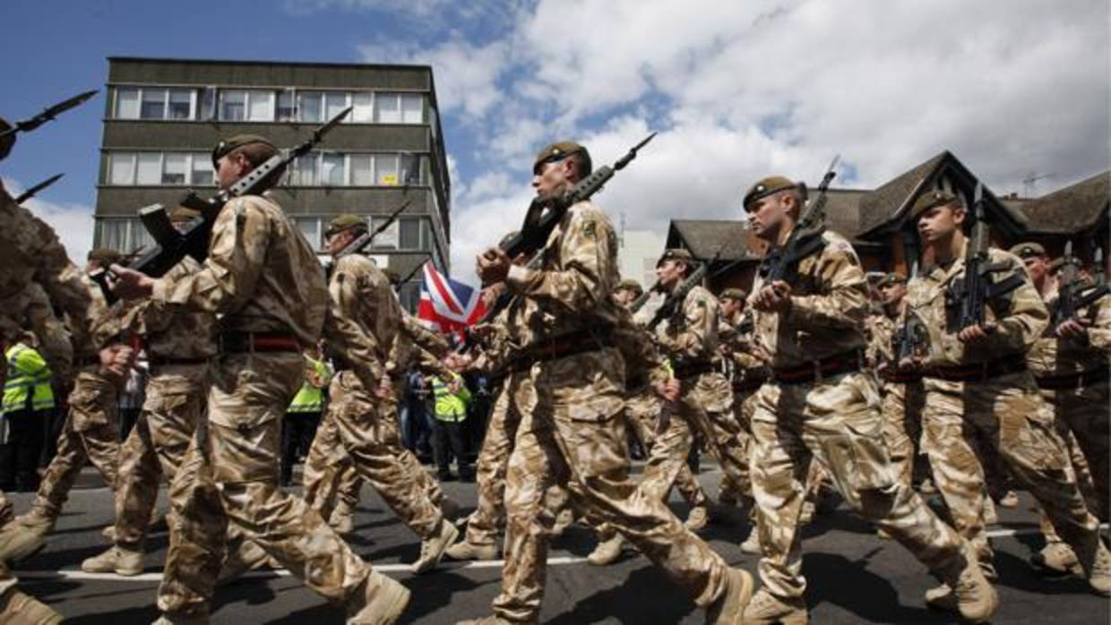 Desfile militar en un suburbio de Londres