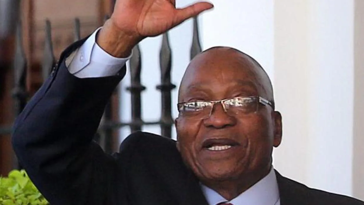 El presidente Jacob Zuma abandona el Parlamento tras el anuncio de que se pospone el discurso del Estado de la Nación, este martes en Ciudad del Cabo