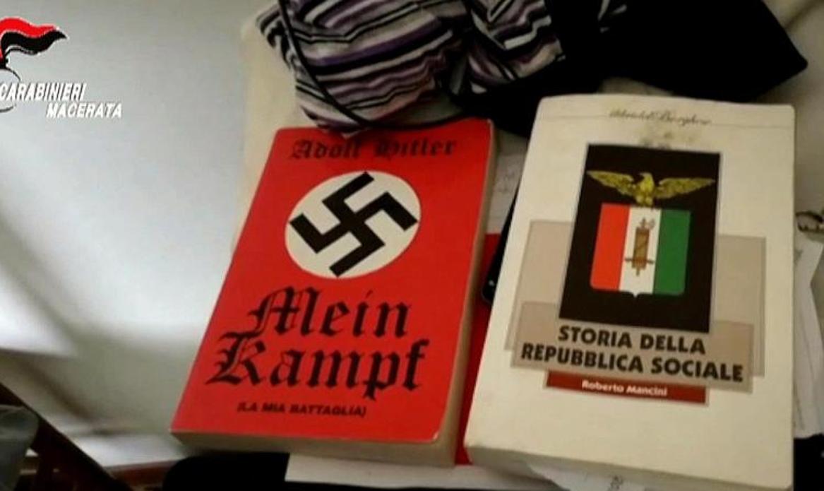 Dos libros de ideología fascista hallado en la casa de la madre del autor del tiiroteo racista el sábado en Macerata (Italia)