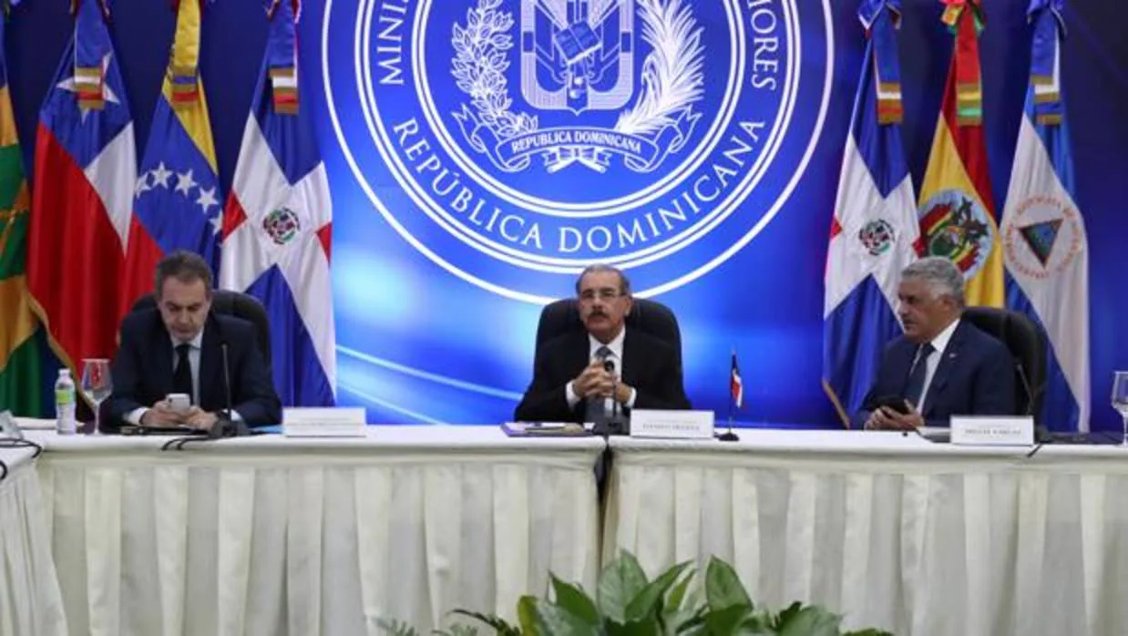 El presidente Medina, flanqueado por su canciller, Vargas, y Rodríguez Zapatero
