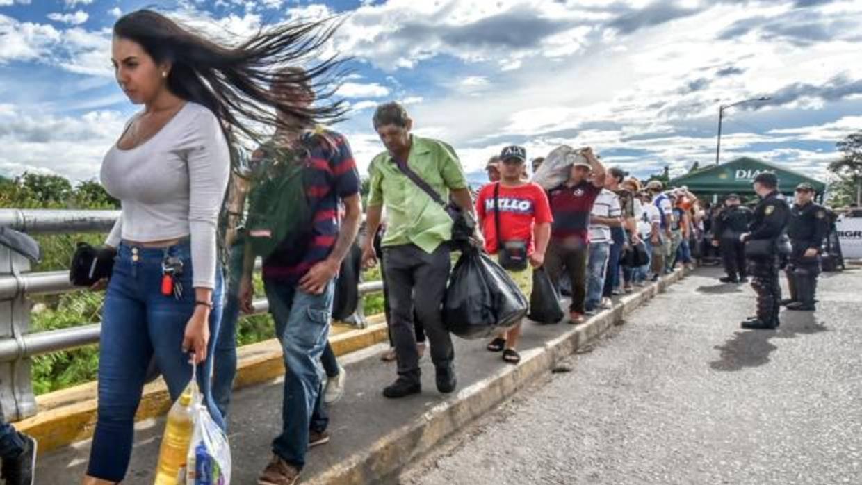 Venezolanos cruzan el puente Simón Bolívar, que separa San Antonio del Táchira y Cúcuta (Colombia)
