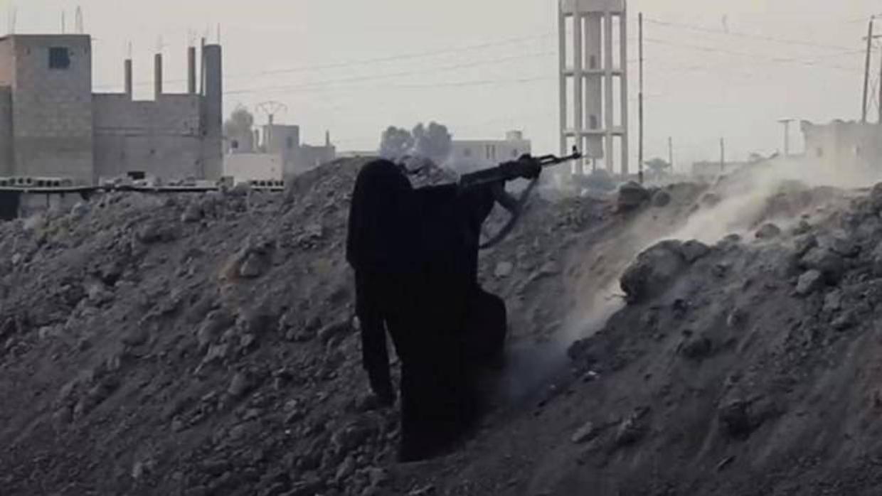 Captura del vídeo propagandístico de Daesh en el que se ve a una mujer disparando en el frente