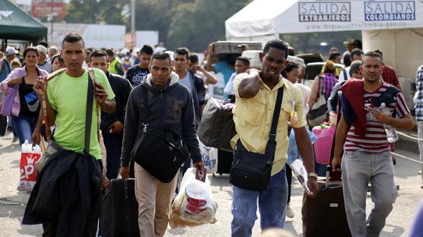 Santos ordena desplegar más de 3.000 efectivos en la frontera por el éxodo masivo de venezolanos