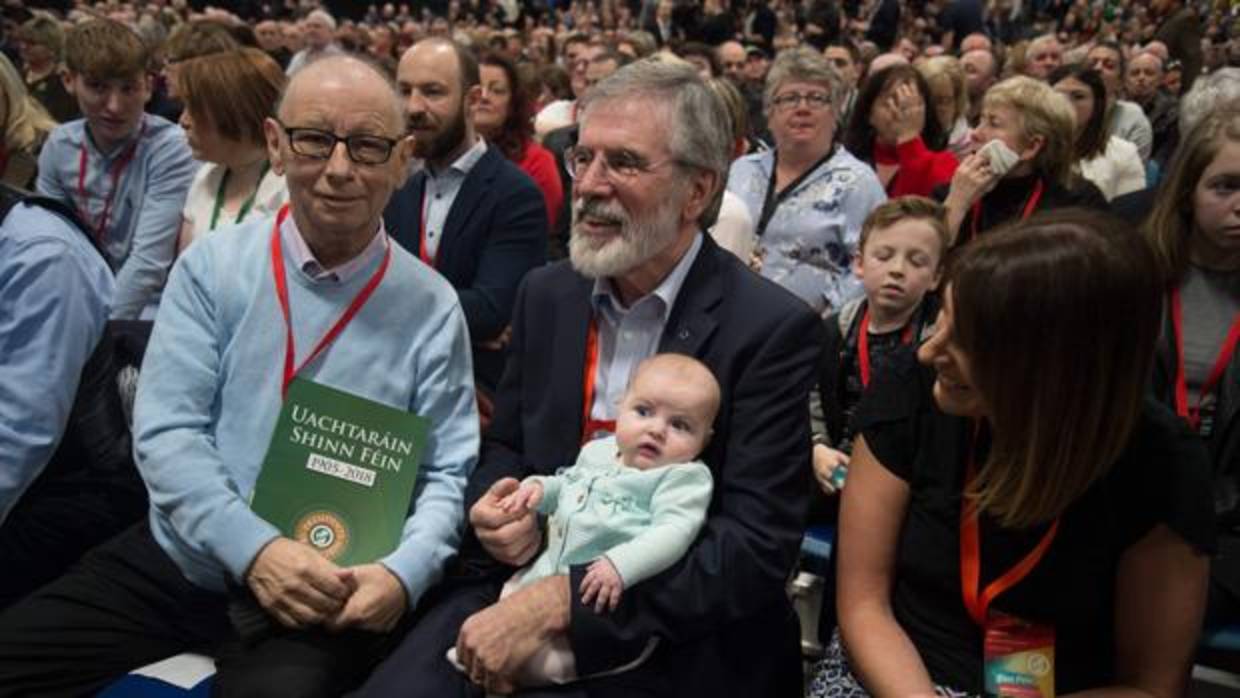 Gerry Adams, con un bebé en los brazo, hoy durante la asamblea extraordinaria