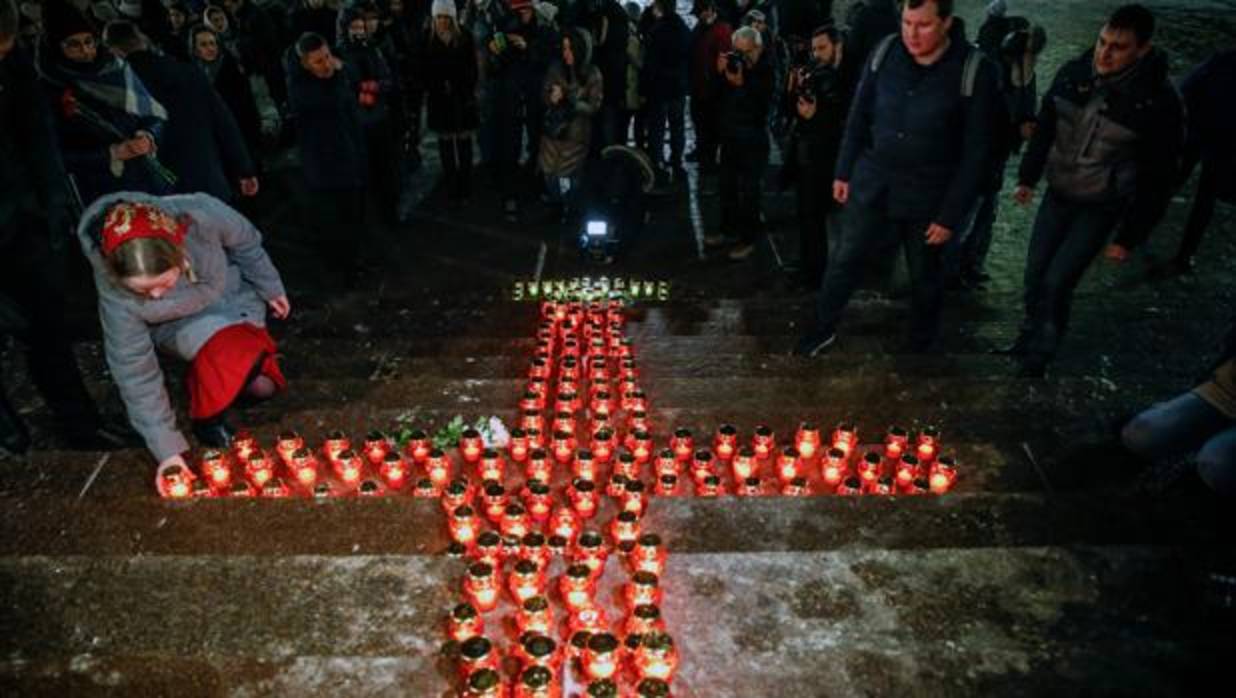Vigilia en Moscú por las víctimas del accidente del Antónov-148, este domingo