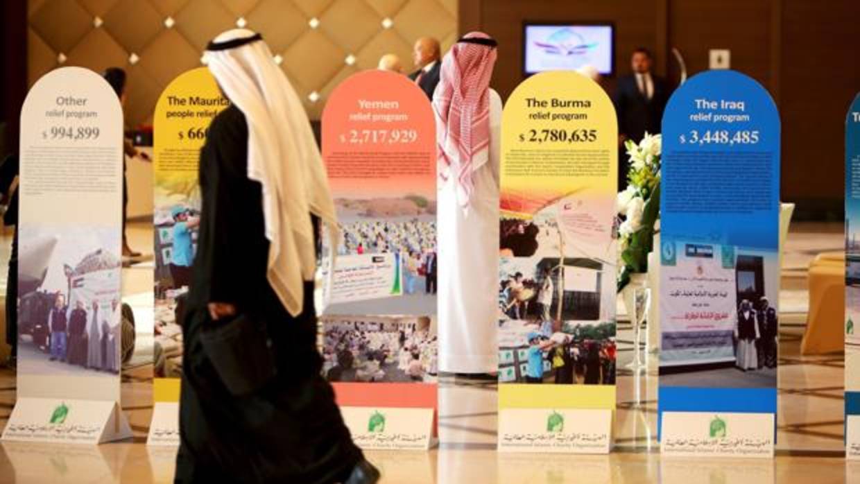 Participantes pasan delante de unos carteles en la Conferencia Internacional de Kuwait para recoger fondos para la reconstrucción de Irak