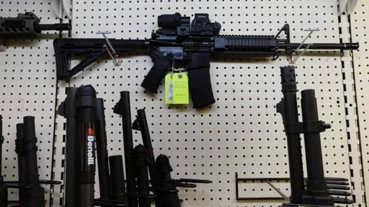 Un rifle AR-15 a la venta en una tienda de armas