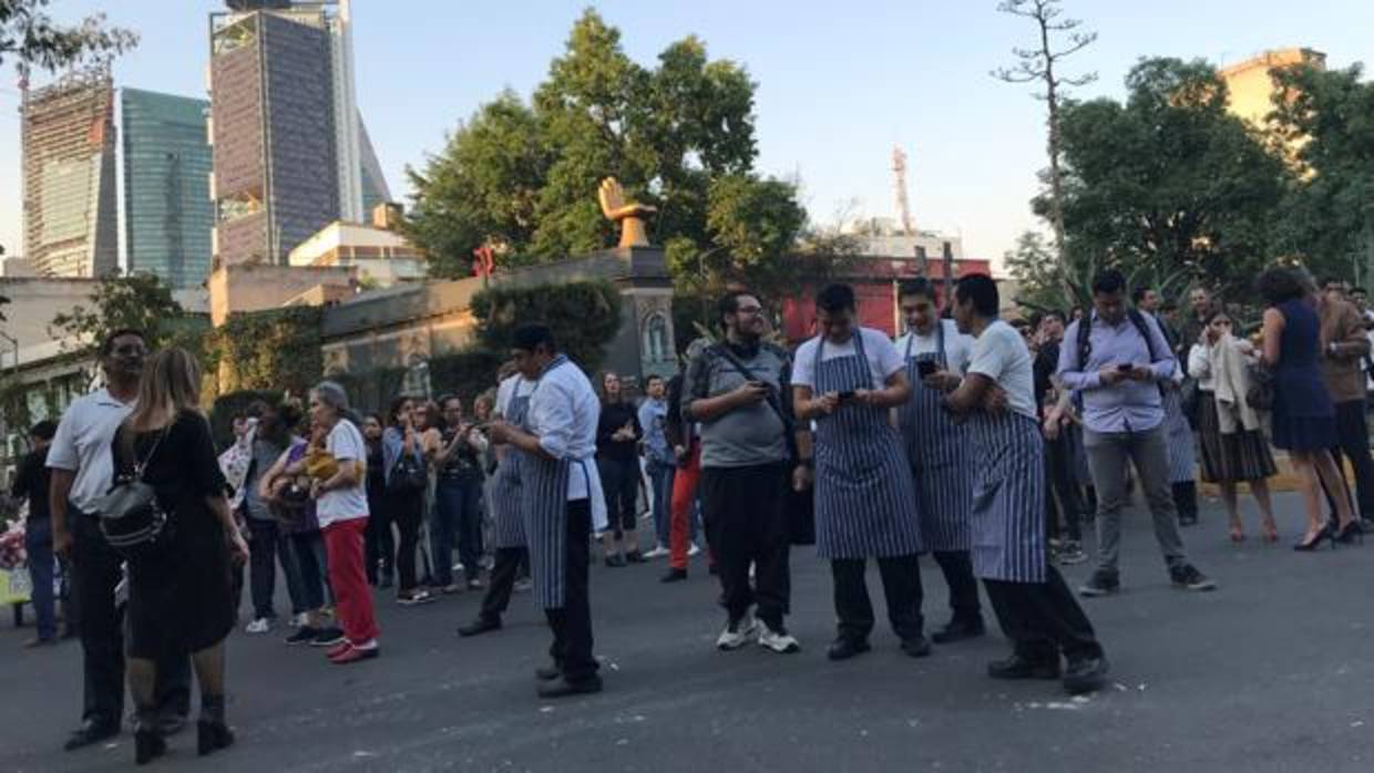 La gente aguarda noticias sobre el terremoto en las calles de Ciudad de México