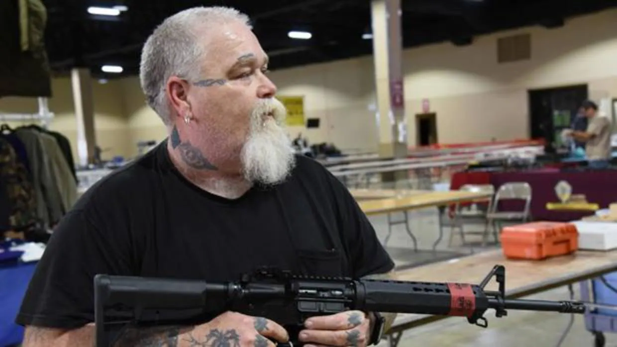 Un vendedor de rifles AR-15, en los preparativos de la feria de armas de Florida
