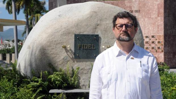 Indignación por la foto del embajador español en Cuba ante la tumba de Fidel Castro