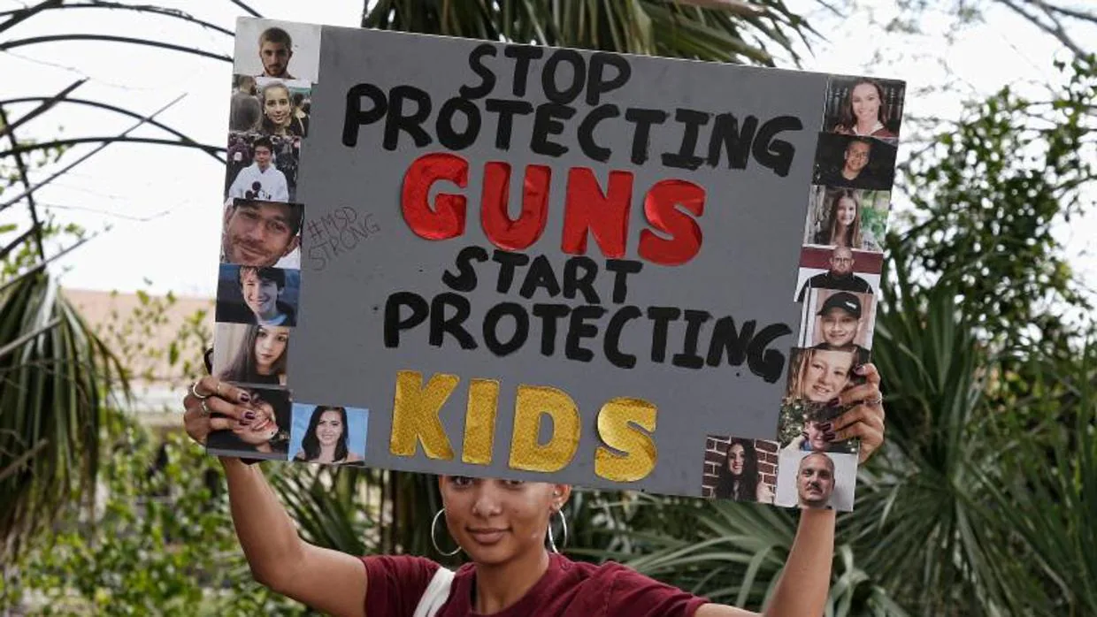 Una alumna de un instituto próximo al de la matanza de Parkland participa en una marcha a favor de un cambio de legislación sobre armas, este miércoles en Coral Springs (Florida)