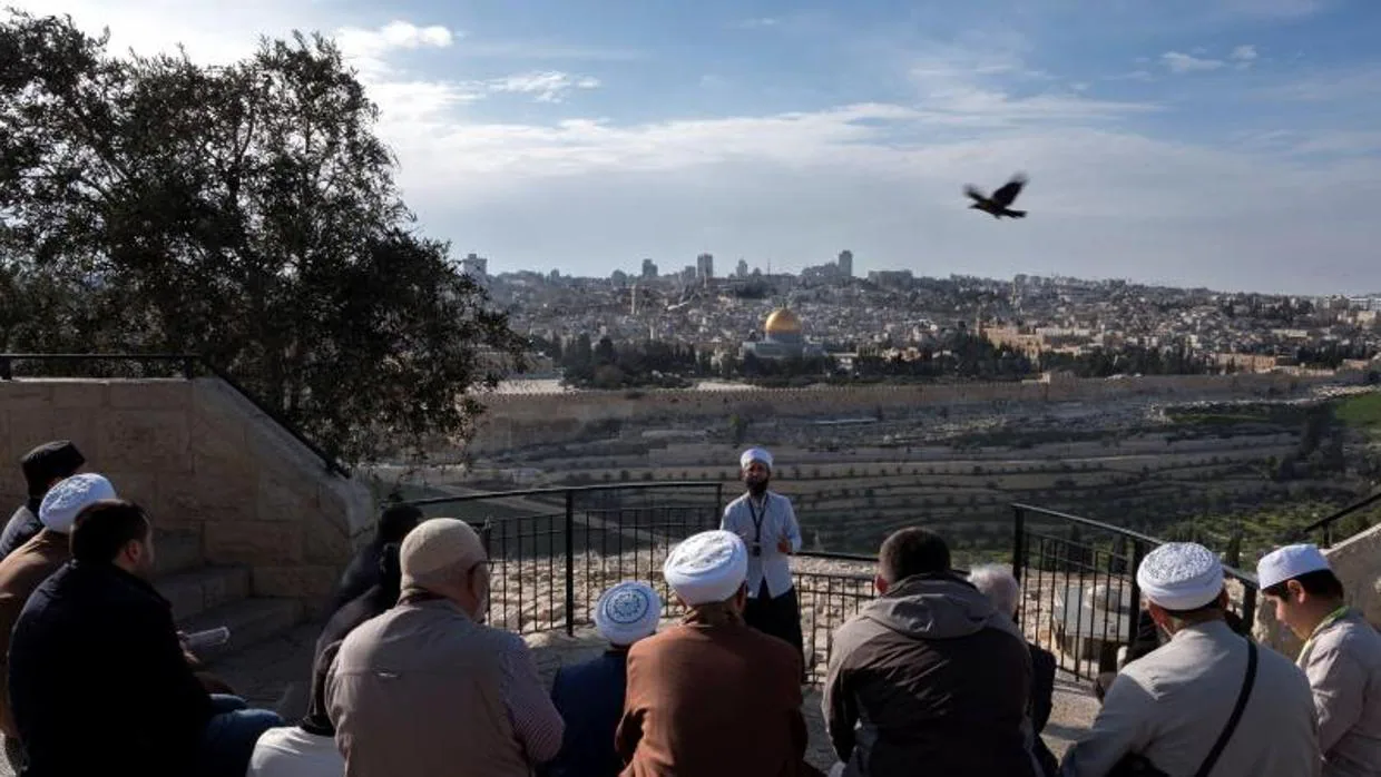 Un guía explica a turistas turcos la vista de la ciudad vieja de Jerusalén, el pasado 21 de febrero