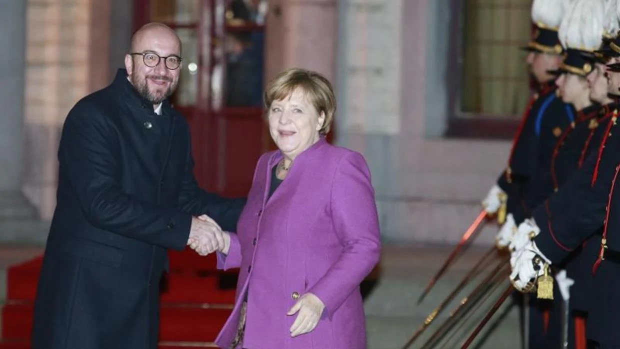 El primer ministro belga, Charles Michel, saluda a la canciller alemana, Angela Merkel, antes de la cena de jefes de Estado de la UE, ayer en Auderghem