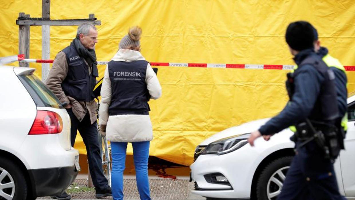 La Policía forense, en el lugar del tiroteo este viernes en Zurich