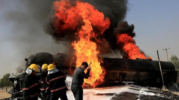 Al menos 20 soldados afganos mueren en un ataque talibán a una base militar