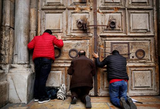 Los fieles rezan a las puertas del Santo Sepulcro