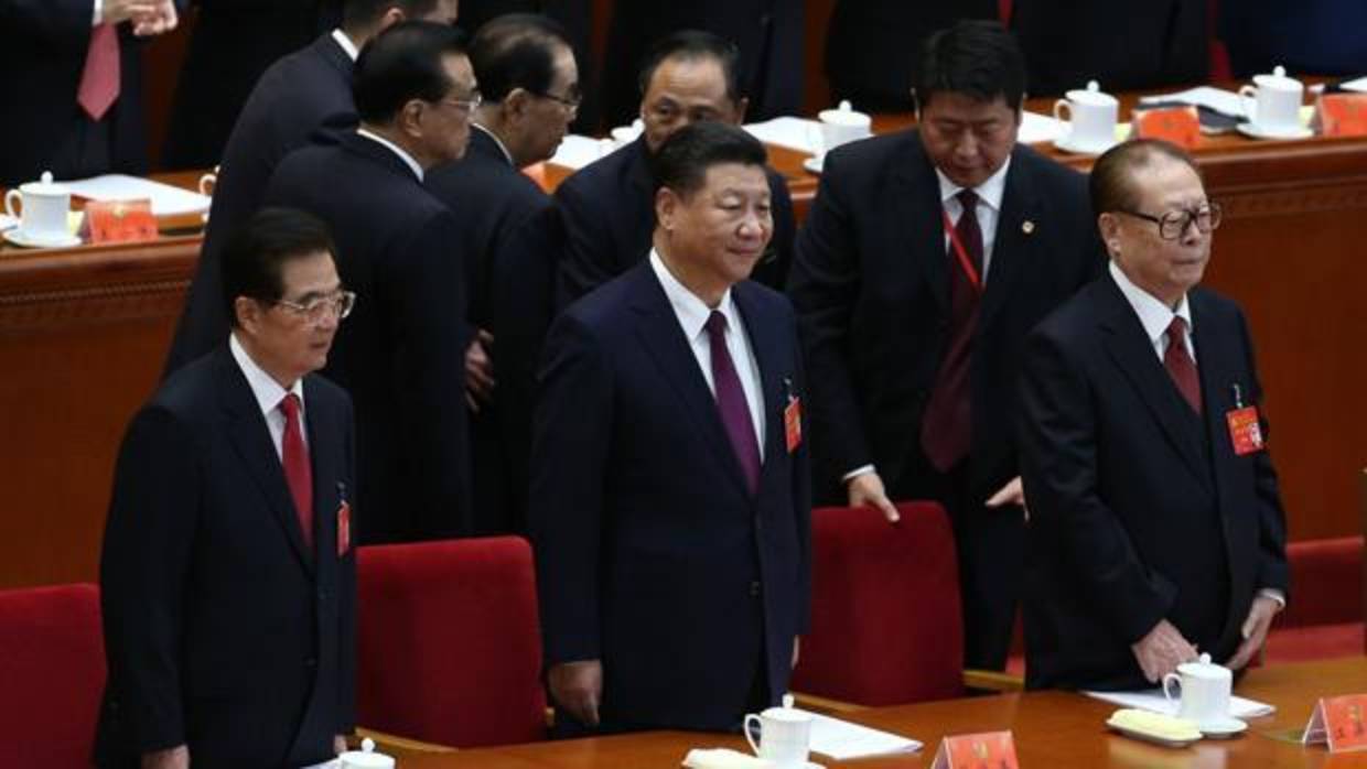 Xi Jinping, entre los expresidentes Hu Jintao y Jiang Zemin