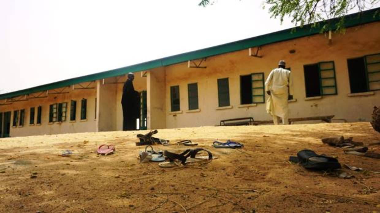 Imagen que retrata varias sandalias tiradas en el patio de un colegio de Nigeria, al que acudían las niñas secuestradas por Boko Haram