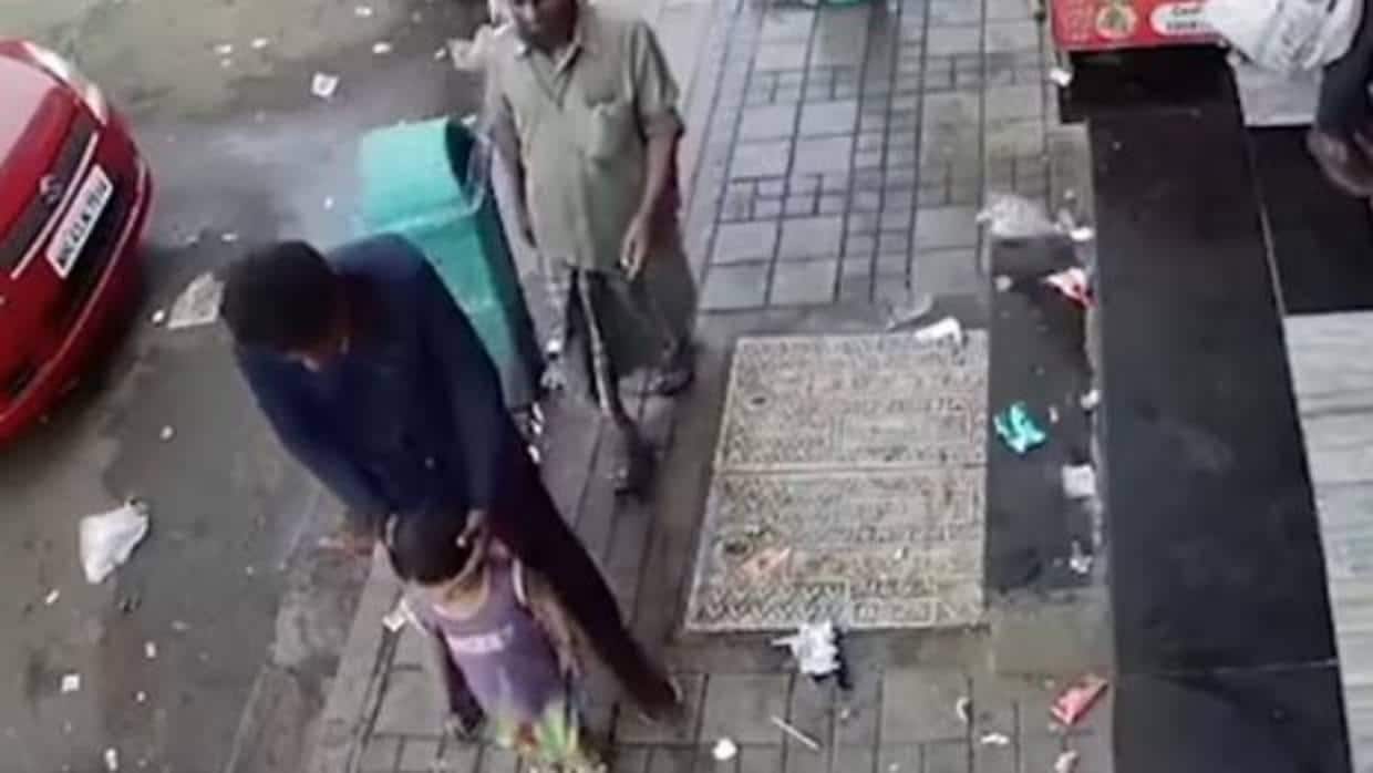 Momento del vídeo de YouTube en el que el secuestrador se lleva a la niña
