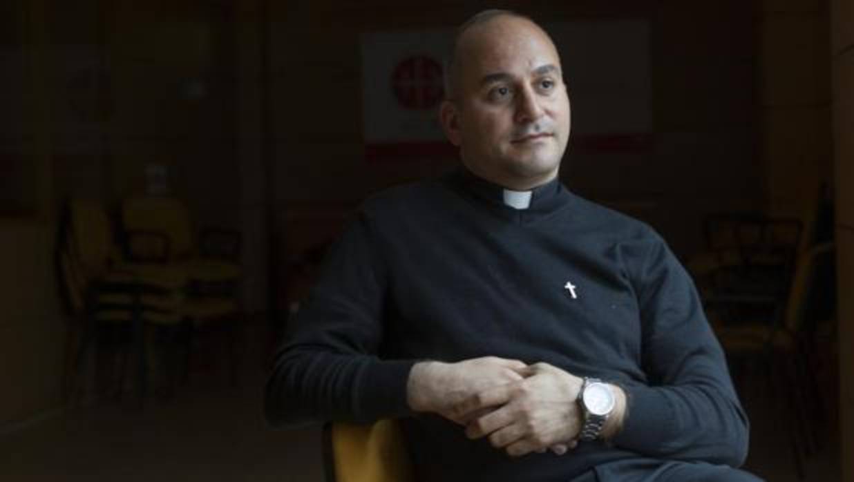 El padre Salar Kajo es el representante de la Iglesia católico caldea en el Comité de Reconstrucción de Nínive