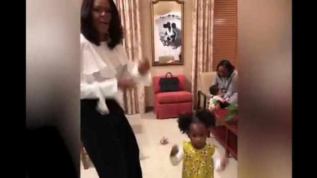 El baile de Michelle Obama con la niña que se quedó extasiada con su retrato