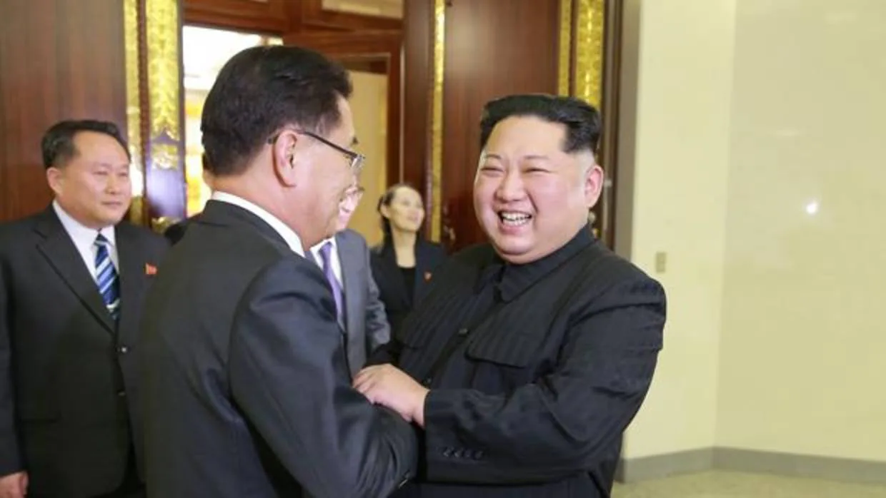 El líder de Corea del Norte, Kim Jong-un, saluda a miembros de la delegación surcoreana