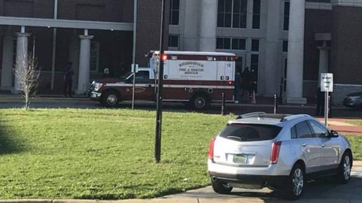 Muere una estudiante de 17 años en un «tiroteo accidental» en un instituto de Alabama