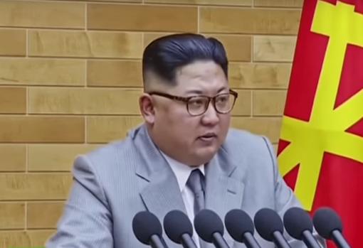 Fotograma del vídeo en que Kim Jong-un asegura que le basta pulsar un botón para devastar Estados Unidos con energía nuclear