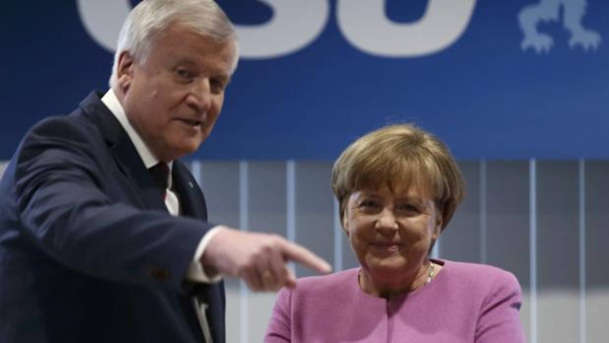 Seehofer y Merkel en una reunión de la CSU