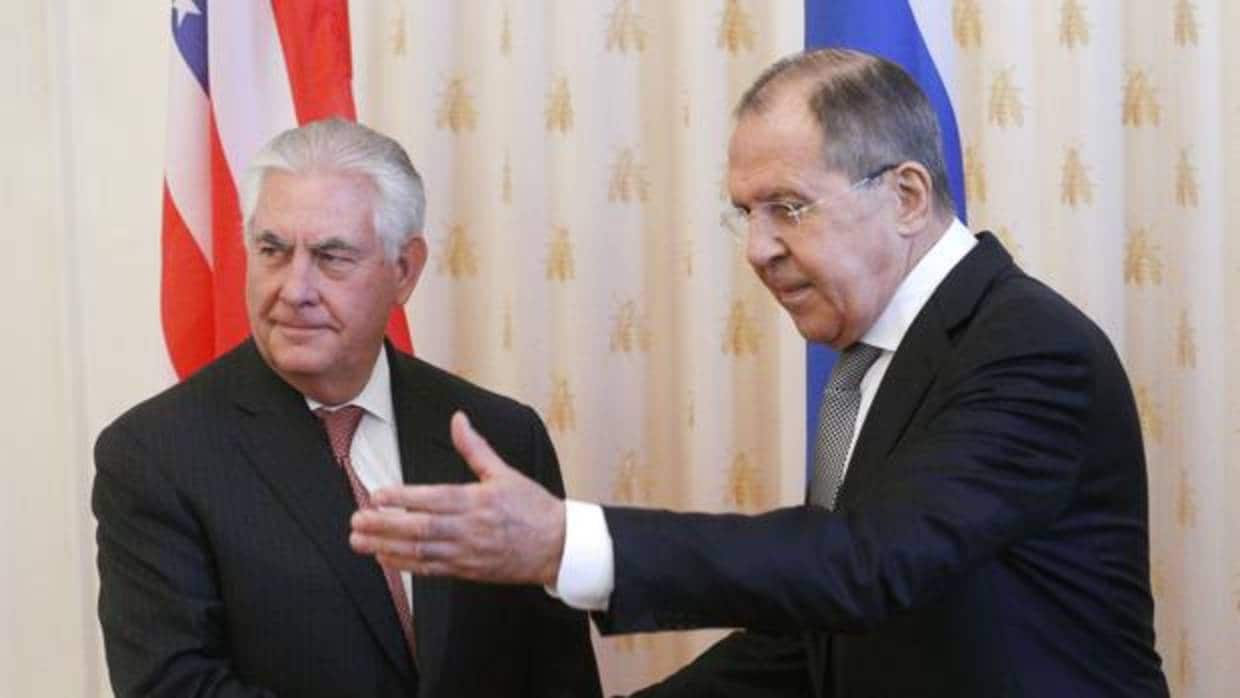 El ministro de Asuntos Exteriores ruso, Serguéi Lavrov, estrecha la mano del secretario de Estado de EE.UU., Rex Tillerson