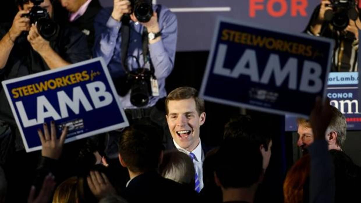 El candidato demócrata, Conor Lamb, recibido por seguidores en la noche electoral de Pensilvania