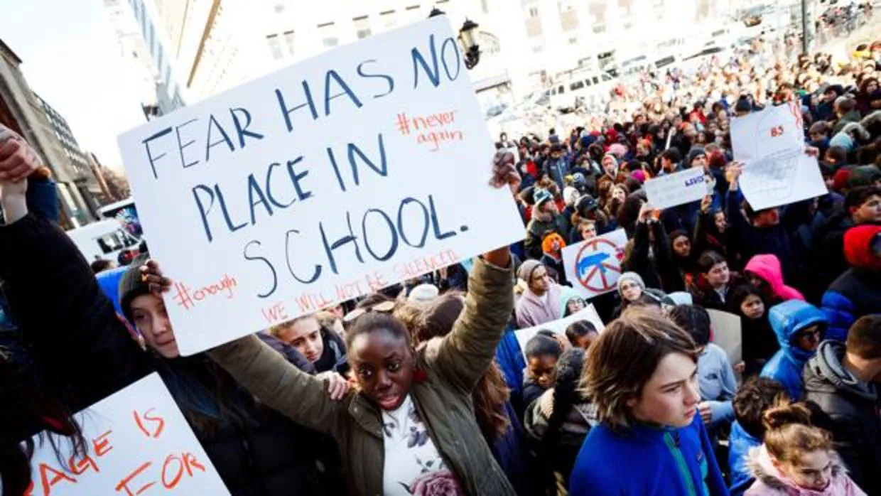 Estudiantes participan en el paro realizado a nivel nacional para protestar contra la violencia por armas de fuego, en Nueva York