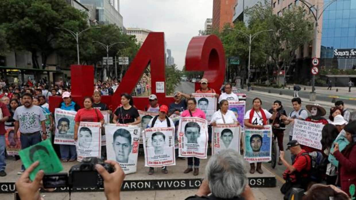 Familiares protestan por la desaparición de los 43 normalistas en 2014