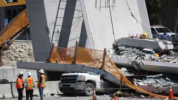 Una negligencia causó el derrumbe del puente de Miami