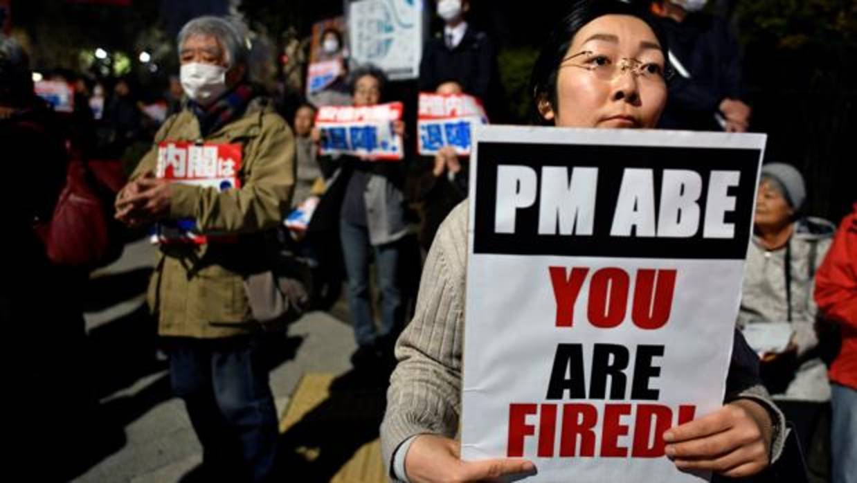 Varios activistas participan en una manifestación en Tokio contra el primer ministro nipón, Shinzo Abe,