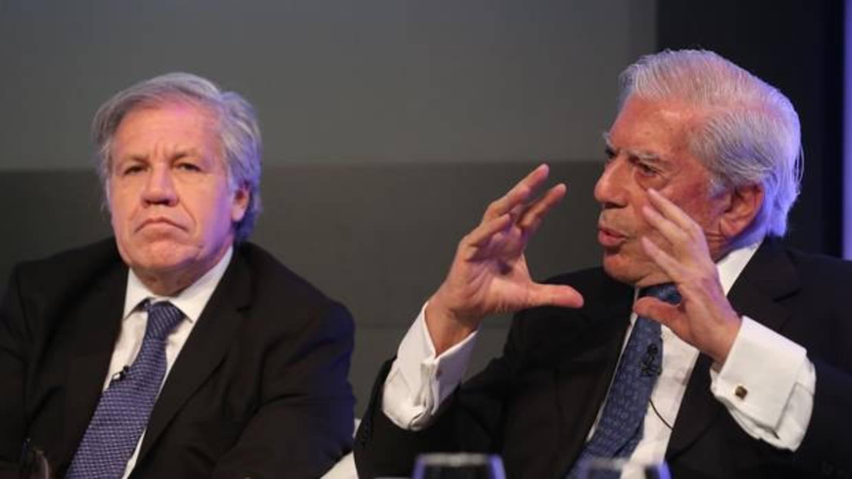 Luis Almagro y Vargas Llosa, durante el debate en la Casa de América en Madrid